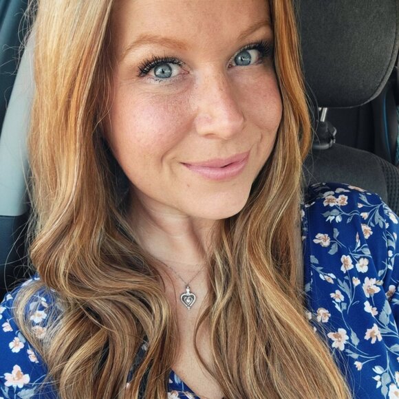 Meet your Posher, Rebekah - Picture 1 of 2